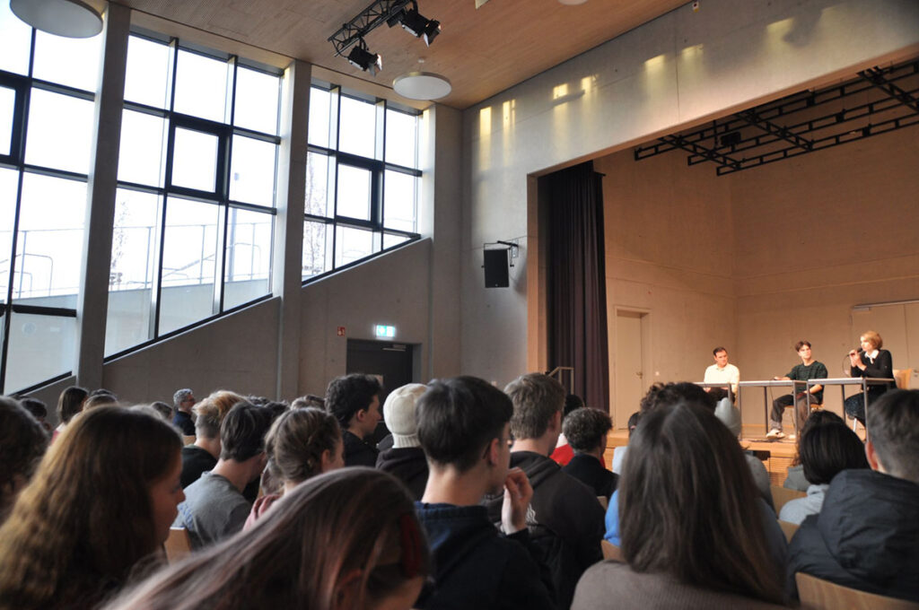 Diskussion in einem Auditorium mit vielen Zuhörern