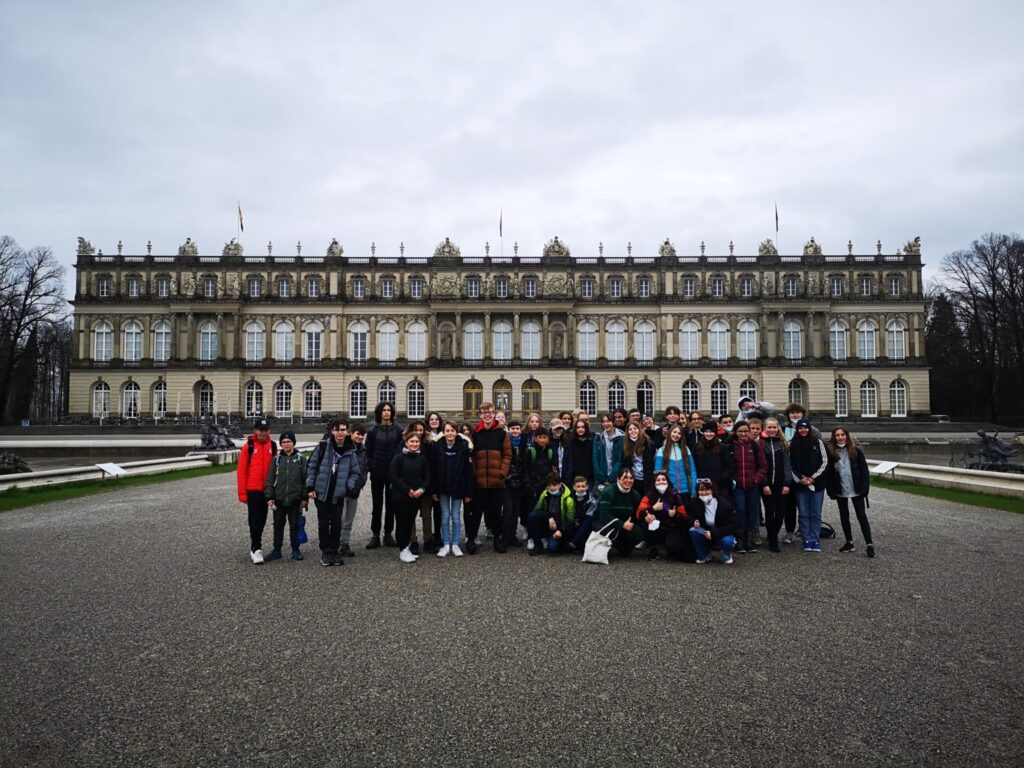 Gruppe vor Schloss Herrenchiemsee an bewölktem Tag