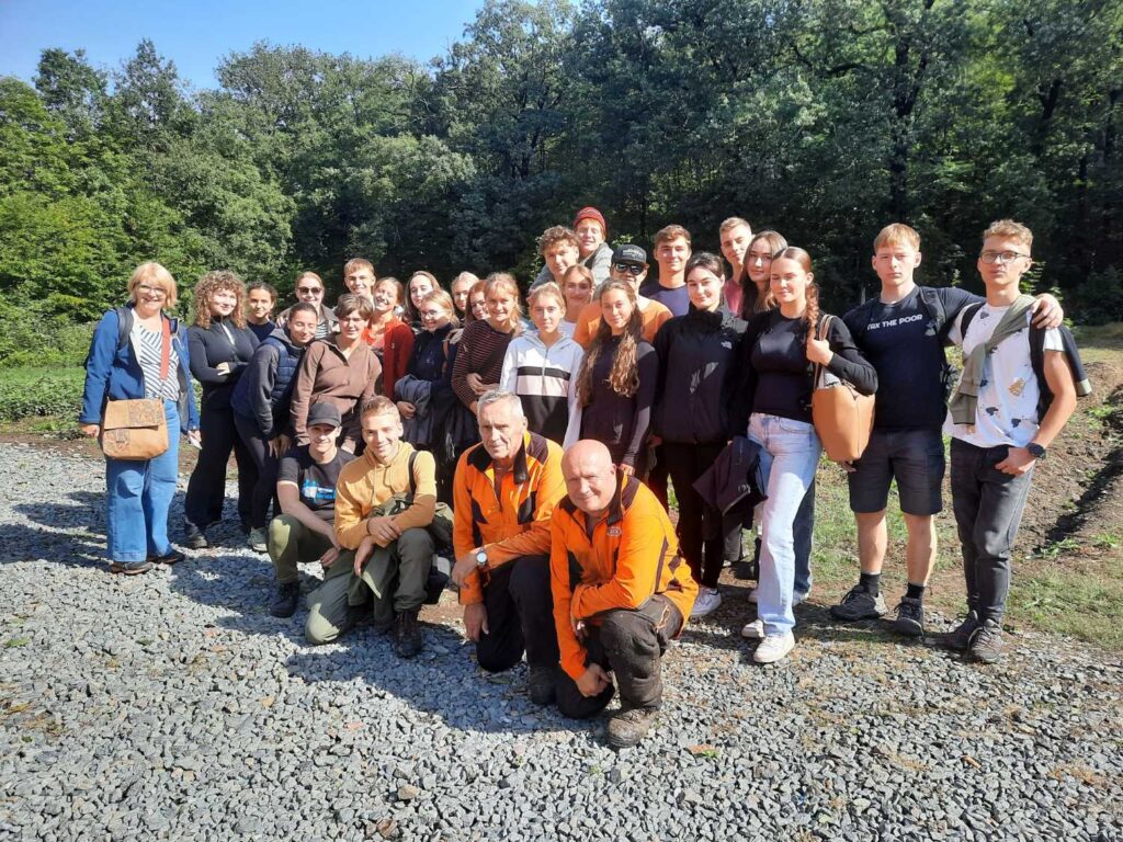 Gruppe von Menschen im Freien bei Tageslicht