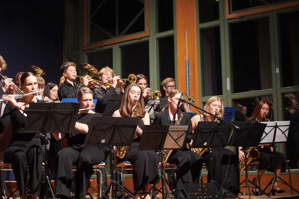 Schülerorchester spielt Blasmusik in einem Konzert