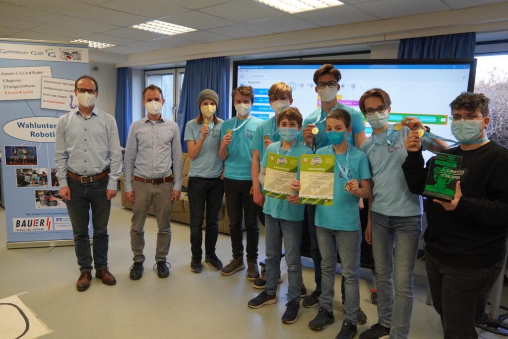 Gruppe von Schülern mit Zertifikaten und Masken