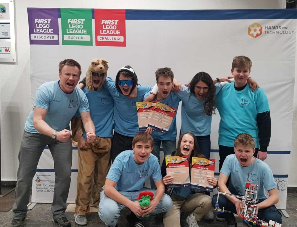 Jubelndes Team bei First Lego League Wettbewerb