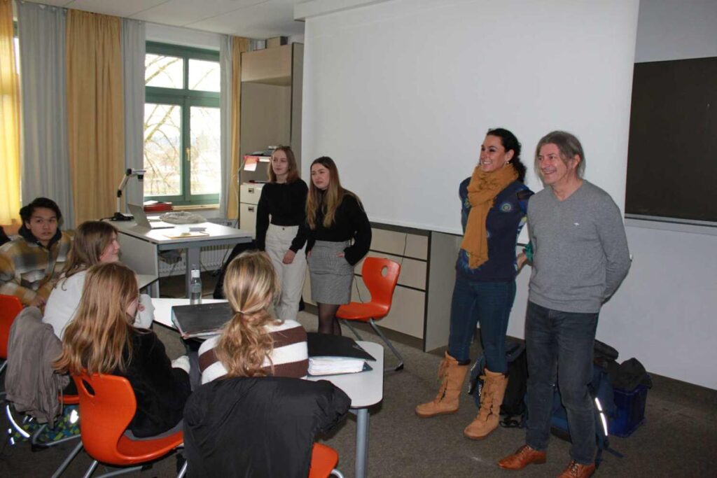 Schüler und Lehrer in einem Klassenraum diskutieren