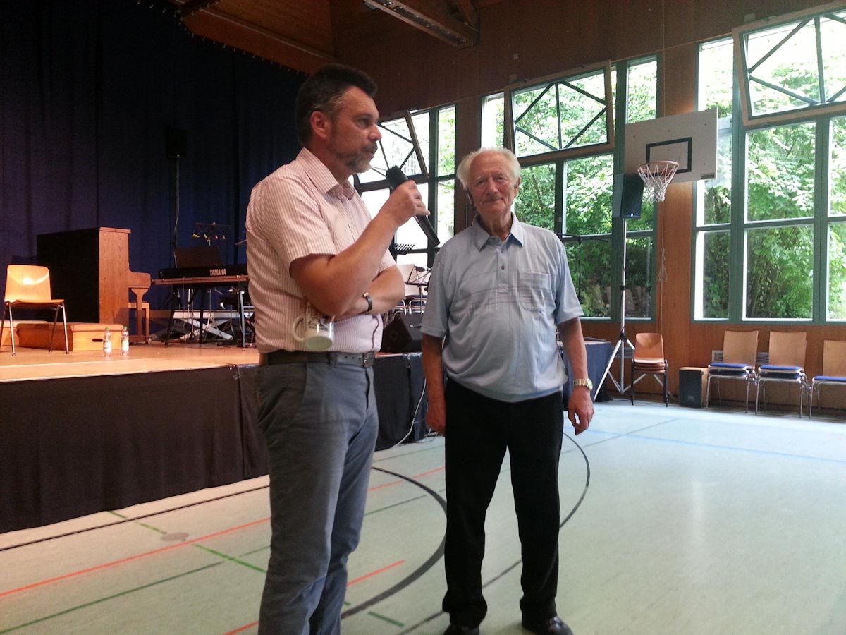 OStD Gunter Fuchs bedankt sich bei Hans Joachim Harnischmacher für den informativen Vortrag