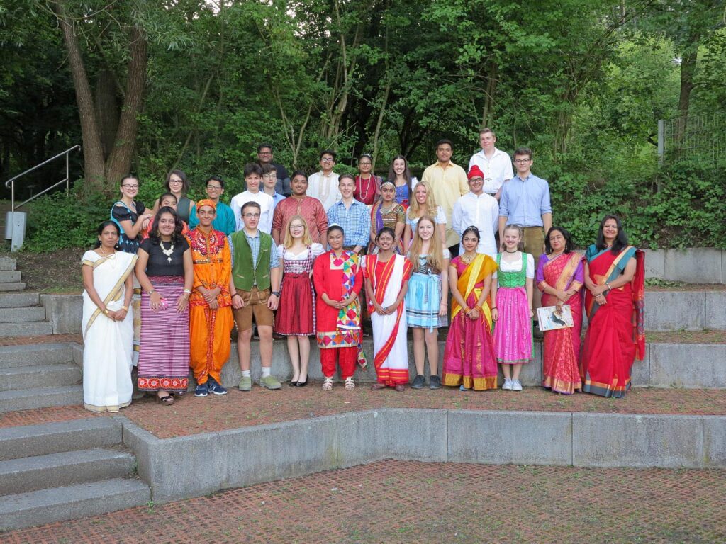Gruppe von Menschen in traditionellen Kleidungen draußen