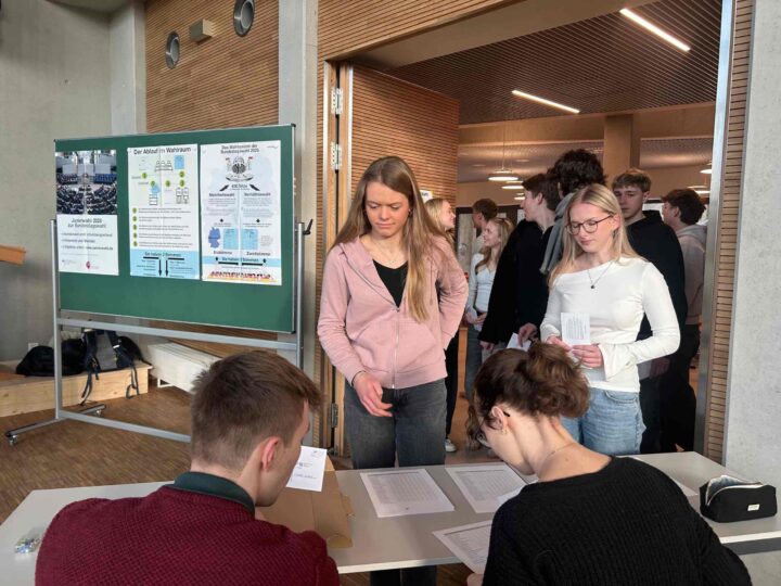 Universitätsstudenten bei einem wissenschaftlichen Poster-Event