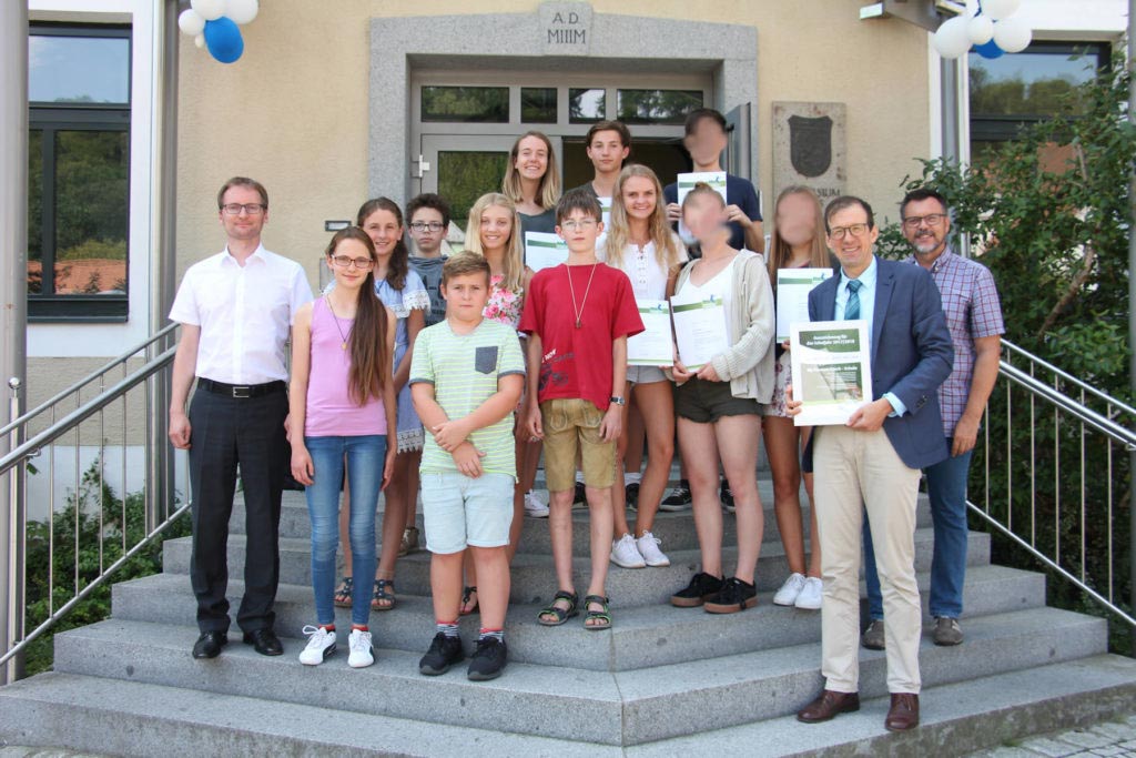 Gruppe von Schülern und Lehrern auf Treppe