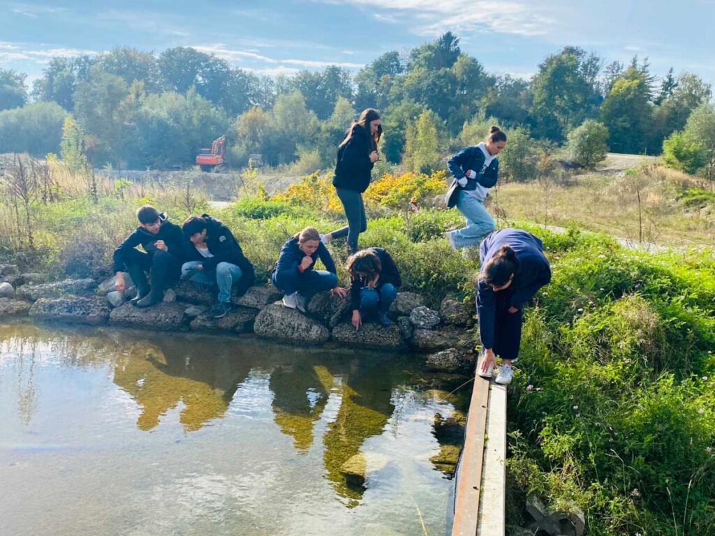 Schüler genießen Naturlandschaft bei sonnigem Wetter