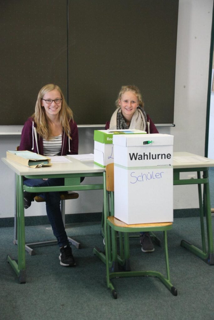 Schülerwahl mit Wahlurne im Klassenzimmer Deutschland