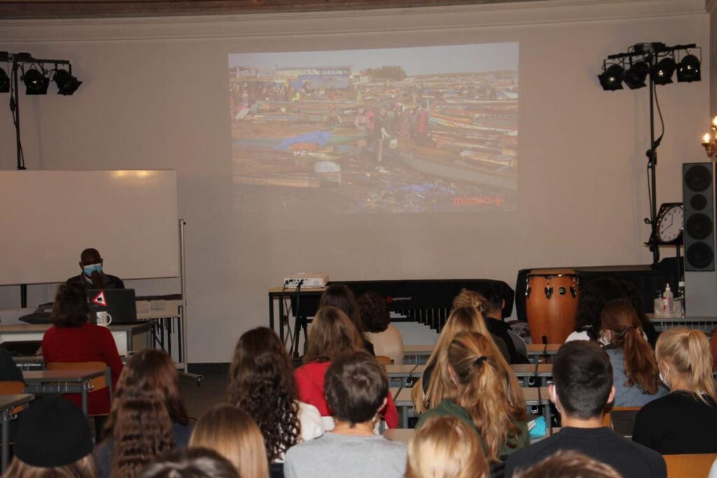 Menschen sehen eine Präsentation im Klassenzimmer.