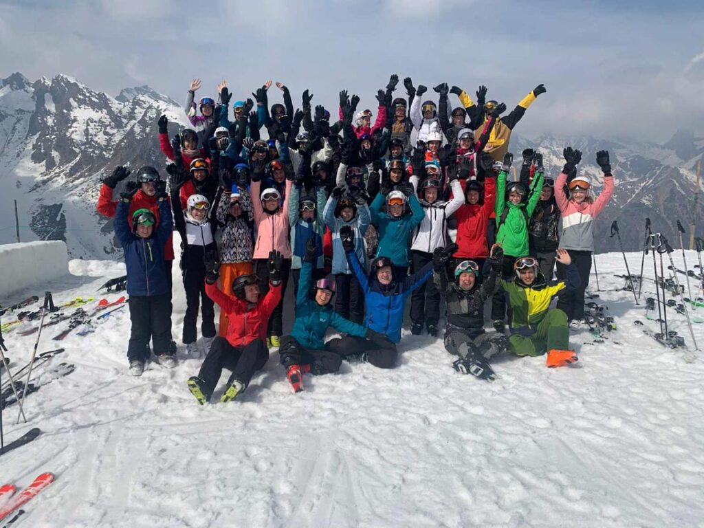 Gruppe von Skifahrern auf schneebedecktem Berggipfel