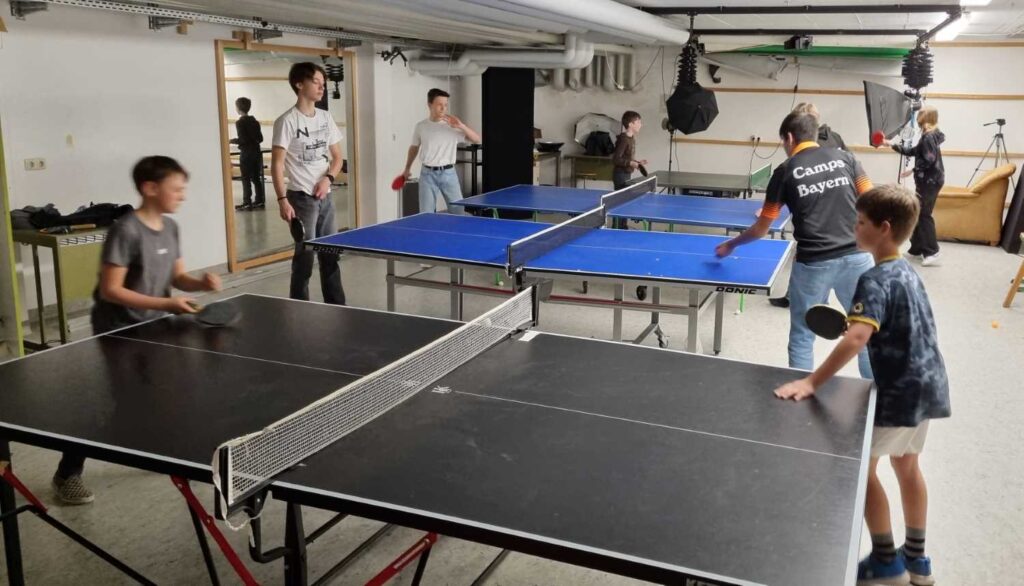 Kinder spielen Tischtennis in einem Raum