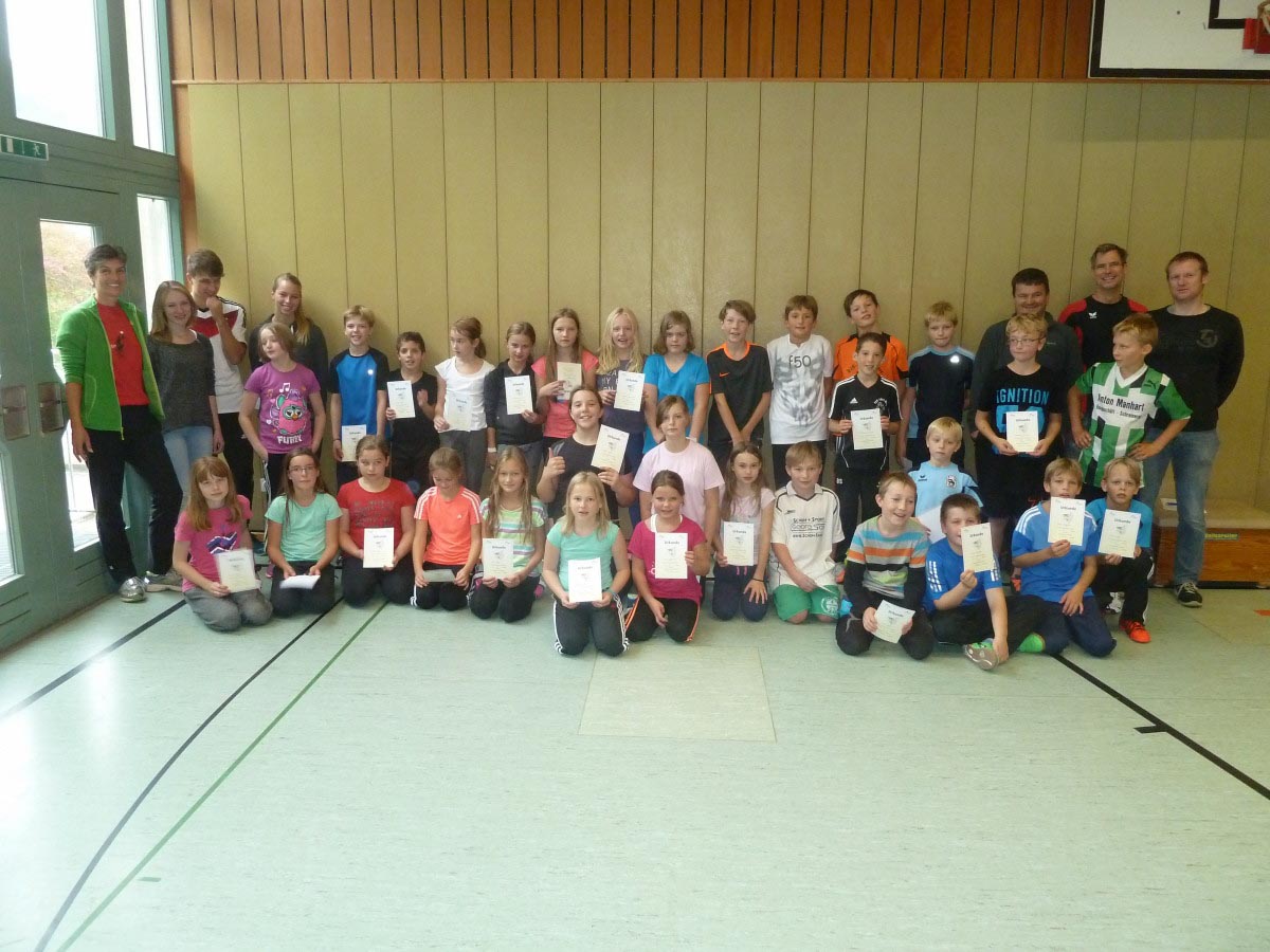 Gruppe von Kindern mit Zertifikaten in der Turnhalle