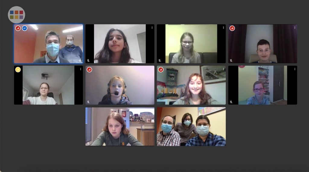 Online-Meeting mit mehreren Personen auf Bildschirmen