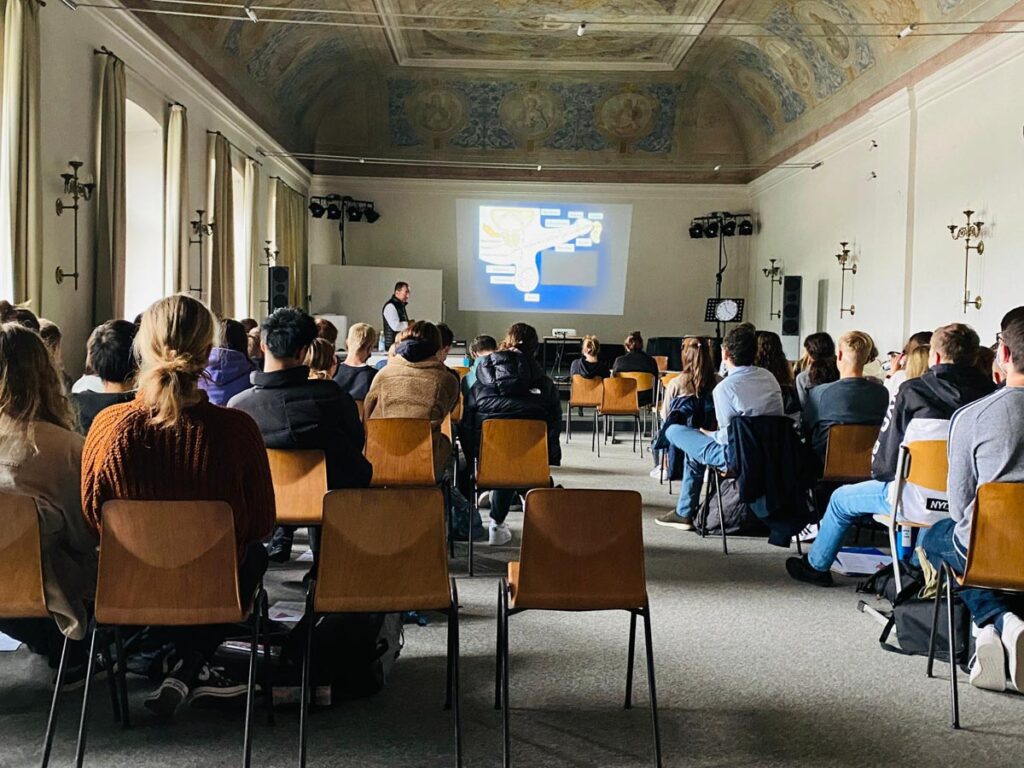 Studentengruppe bei einer Präsentation im Hörsaal