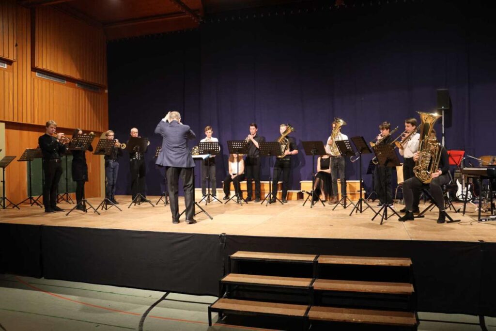 Dirigent leitet Blasorchester bei einem Konzert