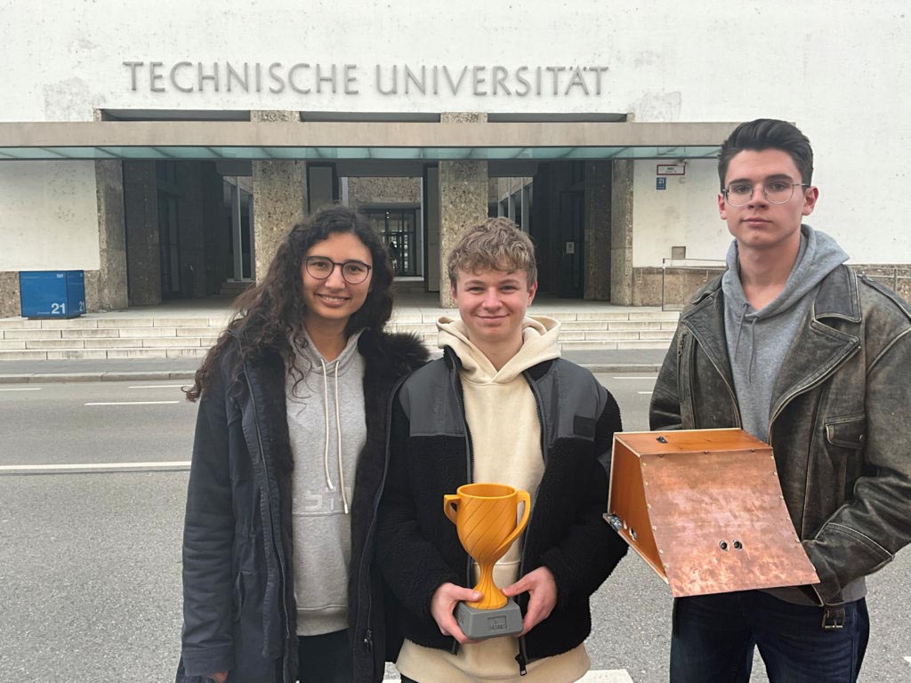 Drei Schüler vor der Technischen Universität stehend