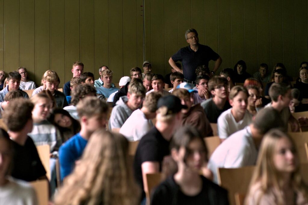 Eine Gruppe von Menschen in einem Auditorium.